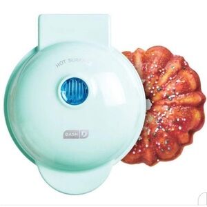 Dash Mini Bundt Cake Maker NIB